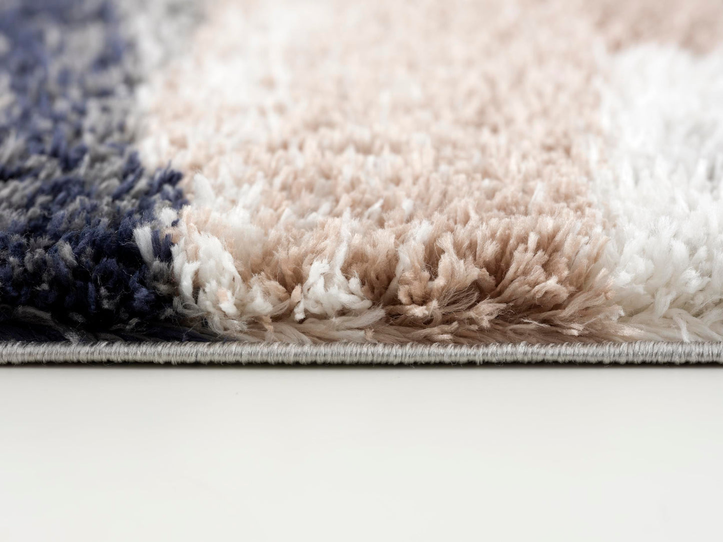 Tapis beige à poils longs géométrique rétro