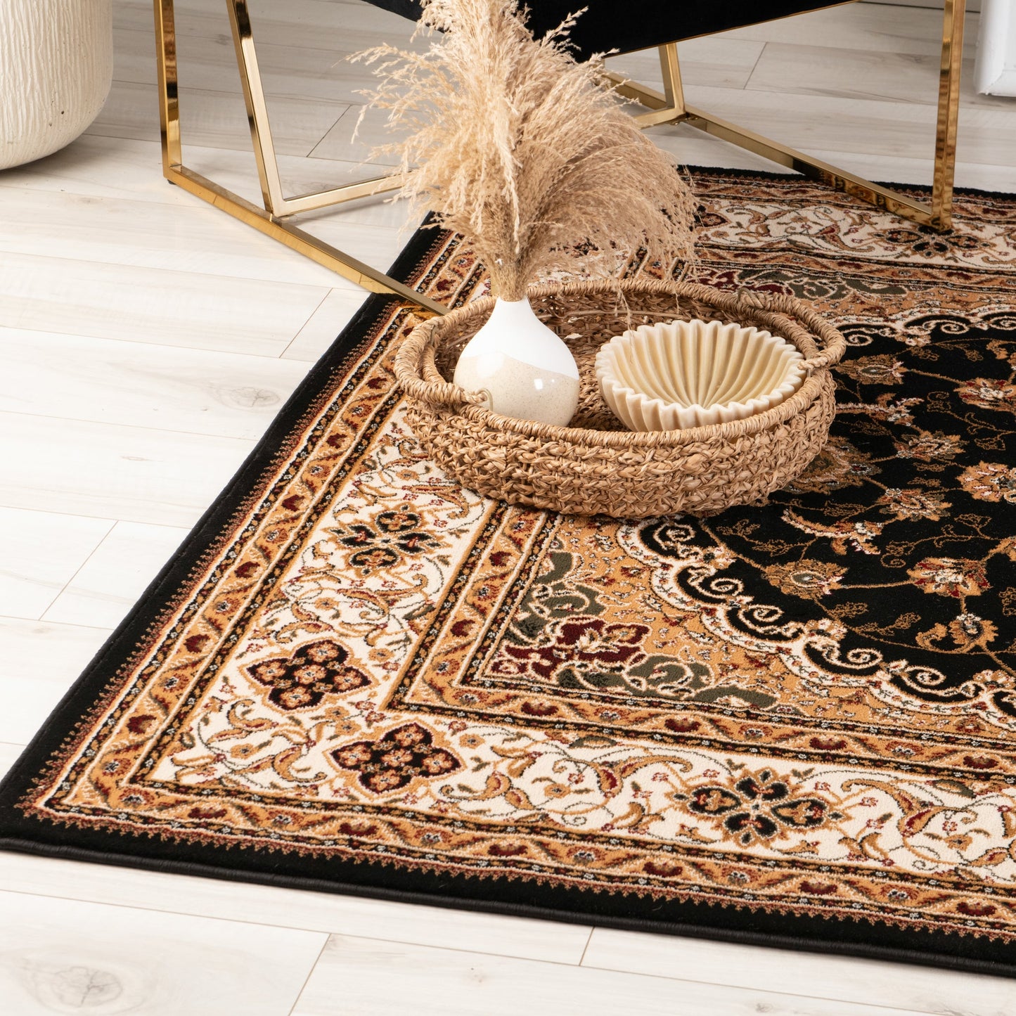 Tapis noir traditionnel persan majestueux