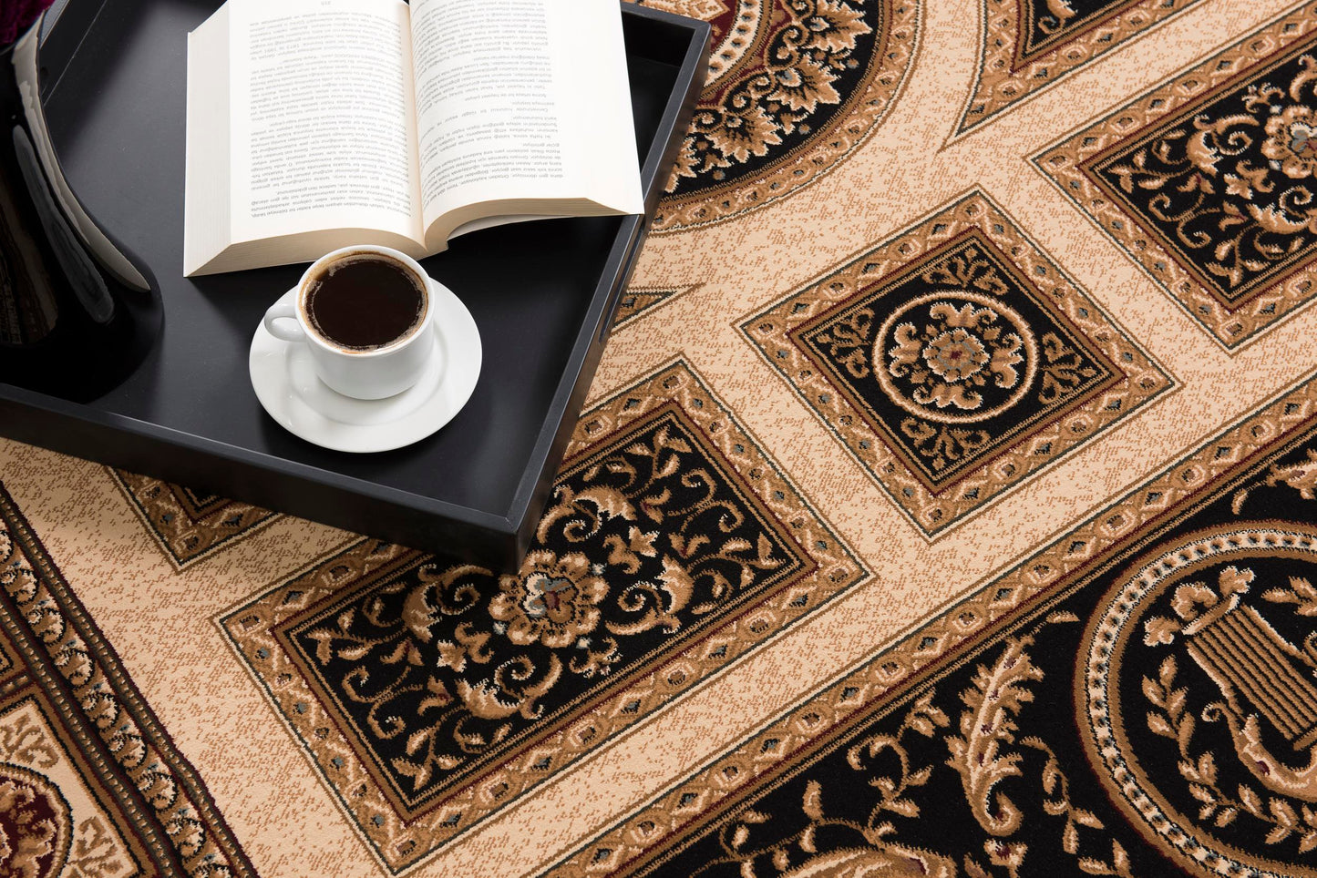 Tapis noir traditionnel marocain majestueux