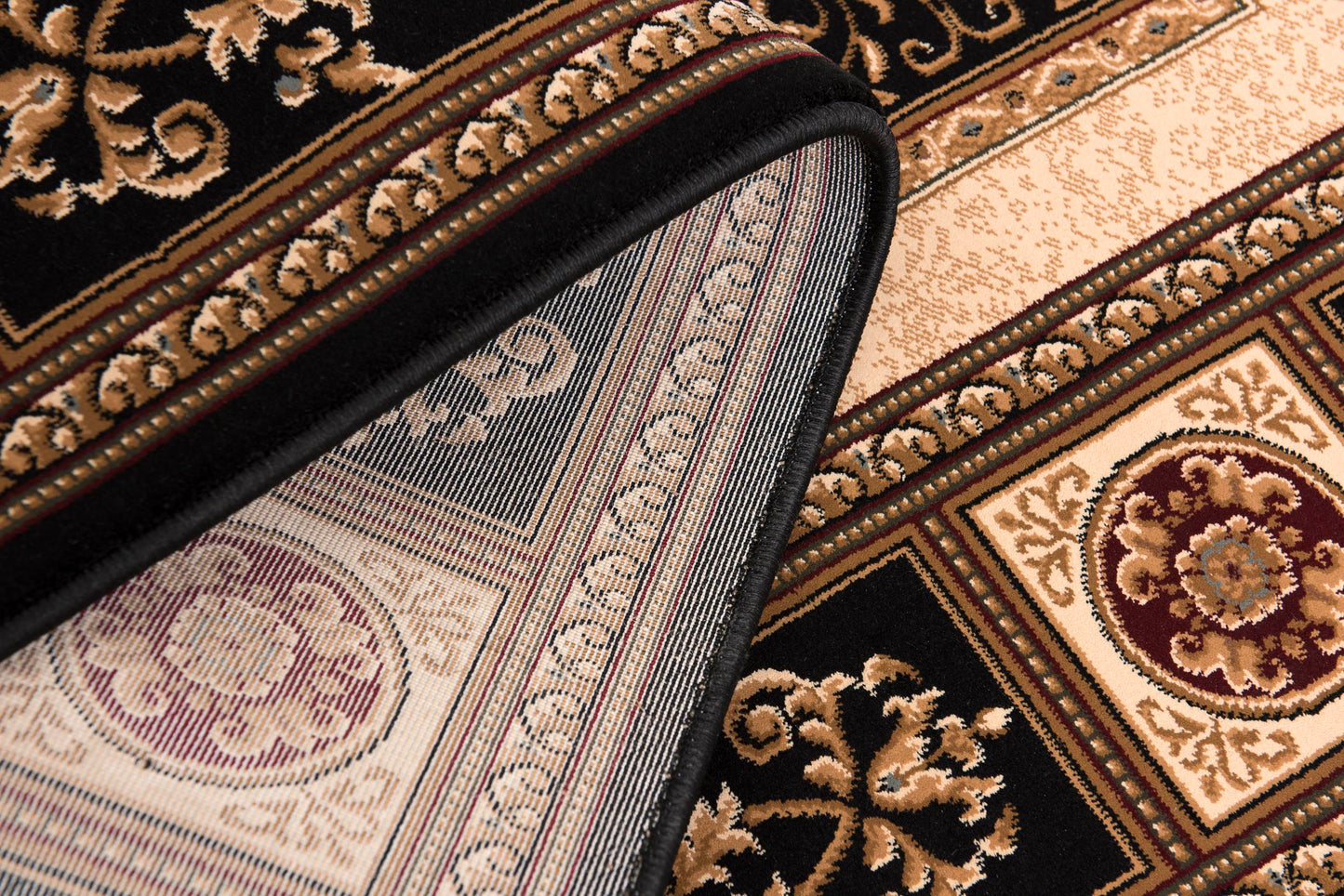 Tapis noir traditionnel marocain majestueux